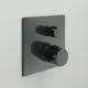 Einzelthermostat in Magnetic Grey von Ideal Standard, bestehend aus zwei schwarzen Drehreglern auf einer quadratischen Wandplatte.
